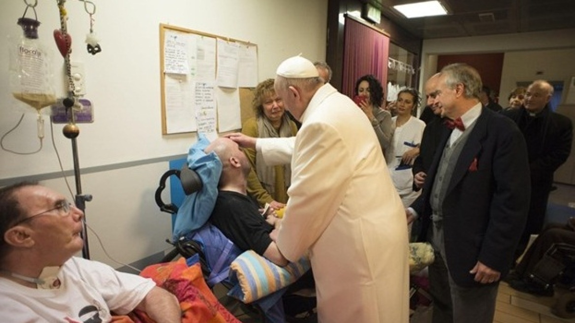 Ο πάπας Φραγκίσκος επισκέφθηκε ηλικιωμένους και ασθενείς σε κώμα